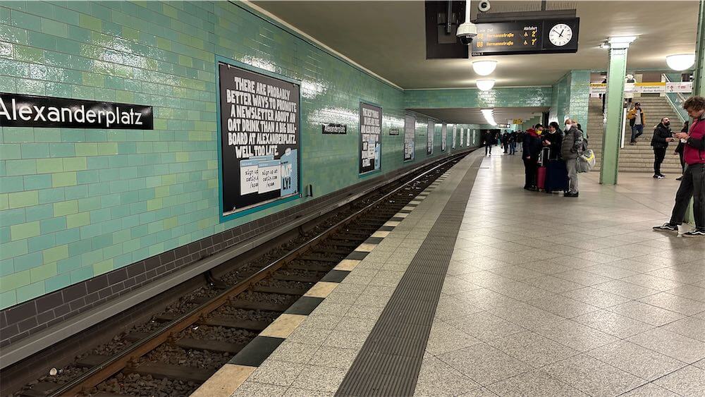 Oatly at on the platform in Berlin's U-Bahn